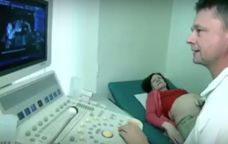 Ea e cea mai bătrână mamă din lume. Are 17 copii şi a născut recent cvadrupleţi | VIDEO 