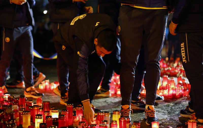 Tricolorii au adus un omagiu victimelor tragediei din Colectiv. ^Vor juca în tricouri speciale cu Italia. Numere negre, cu numele celor decedați / FOTO&VIDEO