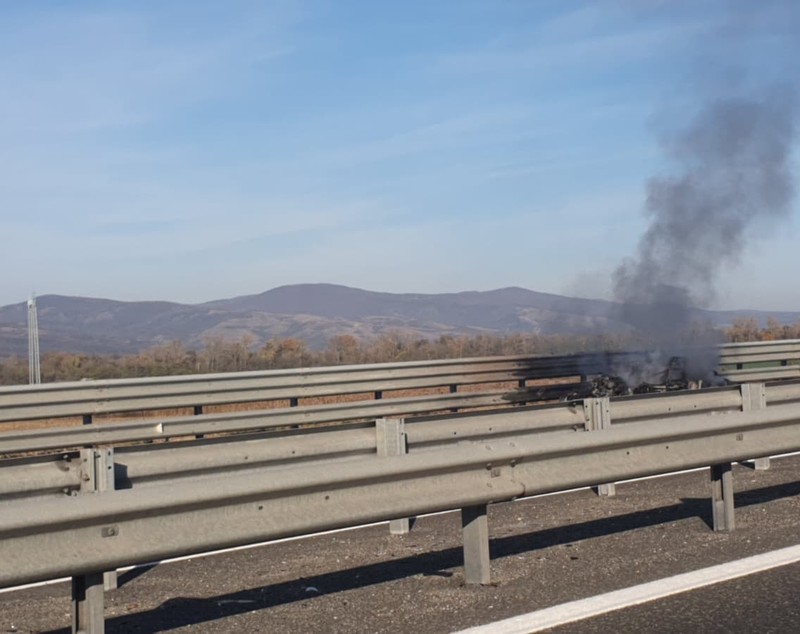 O mașină a ars complet pe A1, în dreptul localității Orăștie, iar două mașini s-au ciocnit pe sensul opus