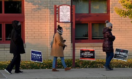 Americanii stau la coadă la vot în Moon Township, Pennsylvania FOTO: EPA