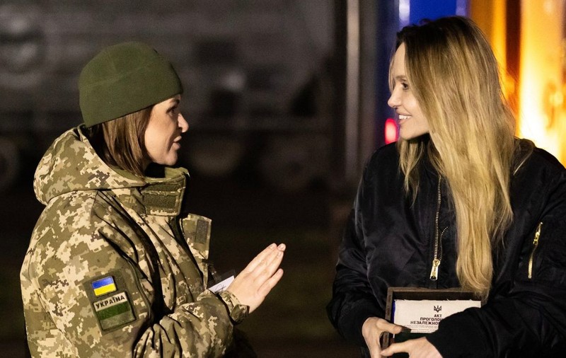 Angelina Jolie, urmărită de o dronă rusească în timpul călătoriei în Ucraina: „Auzi un zumzet slab”