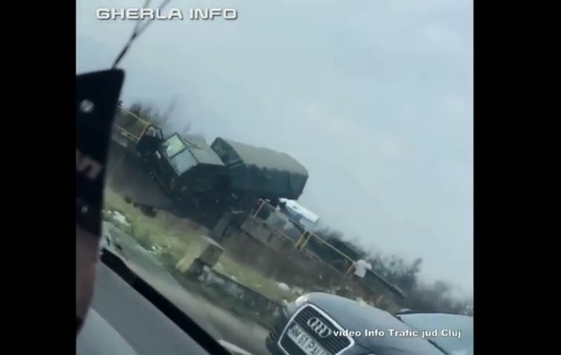 Un camion militar care transporta un tun, aproape să cadă de pe un pod