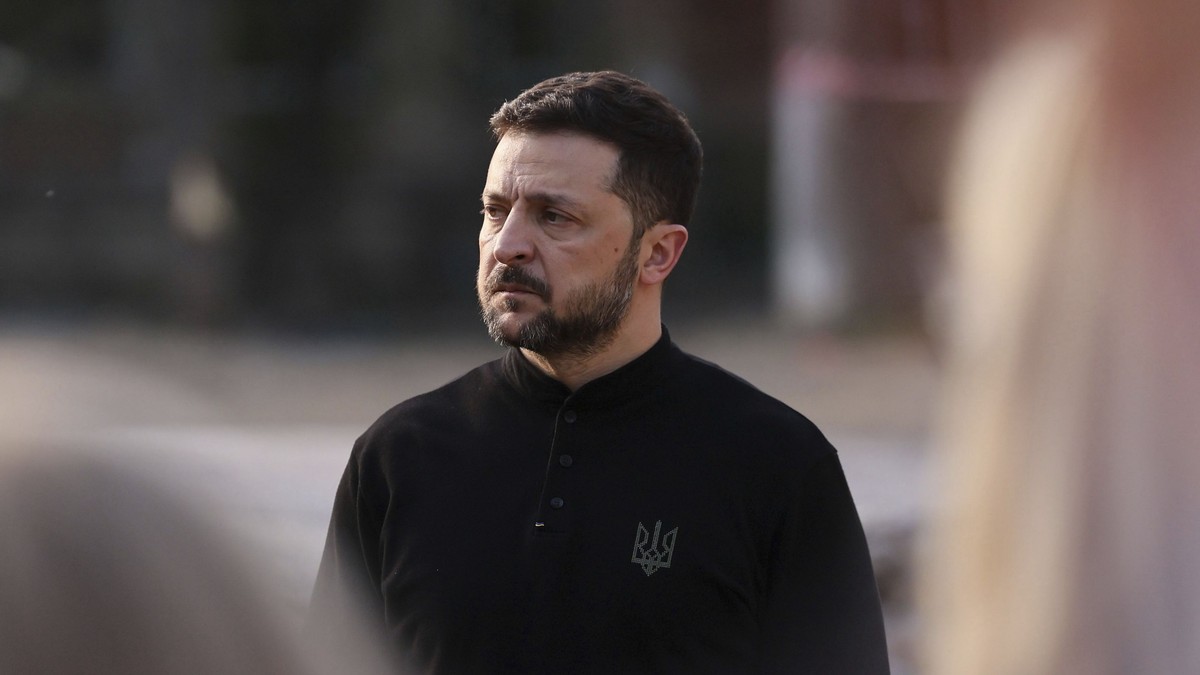 Volodimir Zelenski poartă o bluză neagră