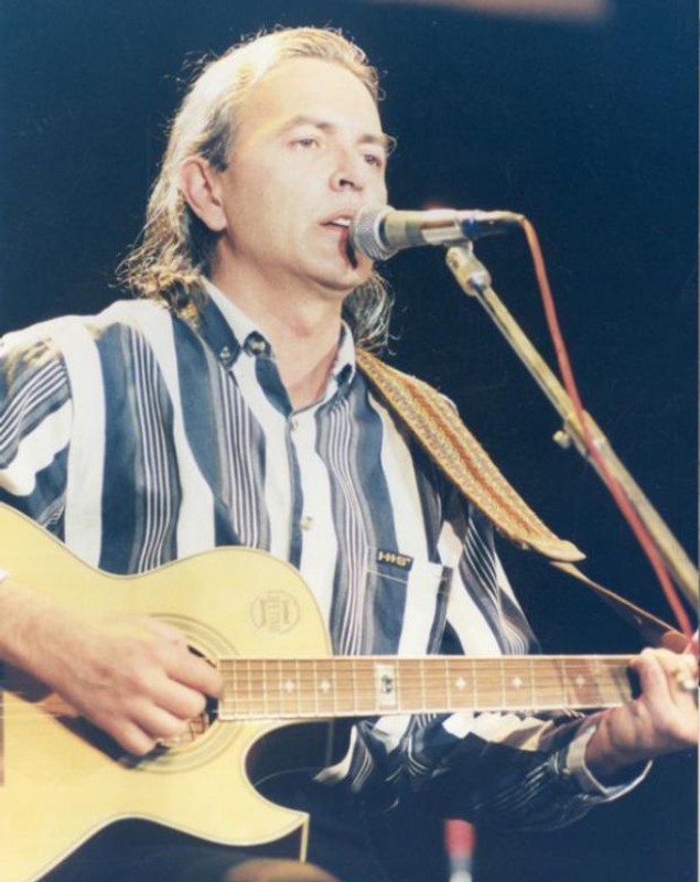 EXCLUSIV | Ducu Bertzi ține concerte cu medicul lângă el. Îi supraveghează sănătatea, dar și prestația