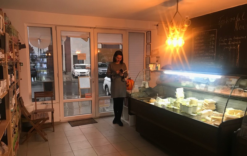 Afacere în pandemie. Băcănie cu raft de cărți și colectare de haine pentru copiii săraci, în Popești Leordeni