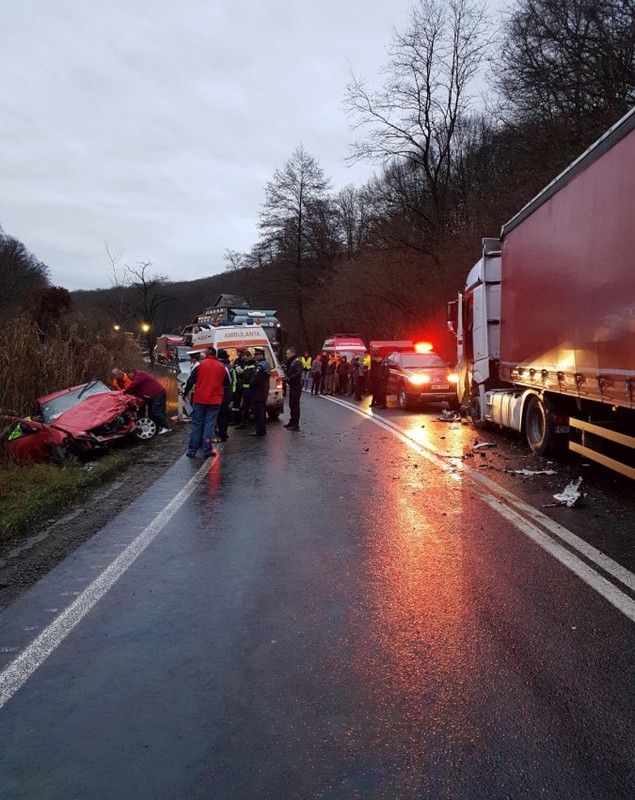 Accident pe DN1, județul Sibiu. O șoferiță a murit după ciocnirea cu un camion