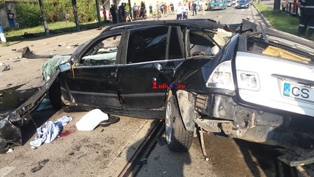 Cele două mașini implicate în accident / foto:infocs.ro