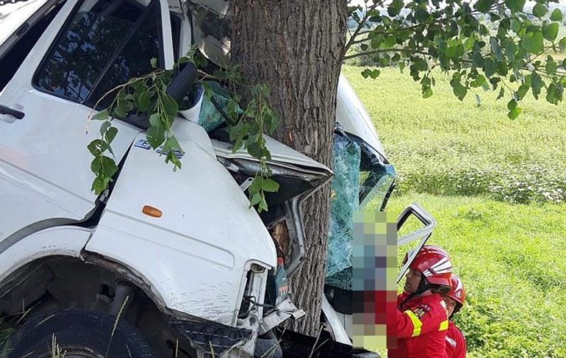 Accident mortal în Onești, după ce șoferul unei dube a intrat într-un copac (FOTO)