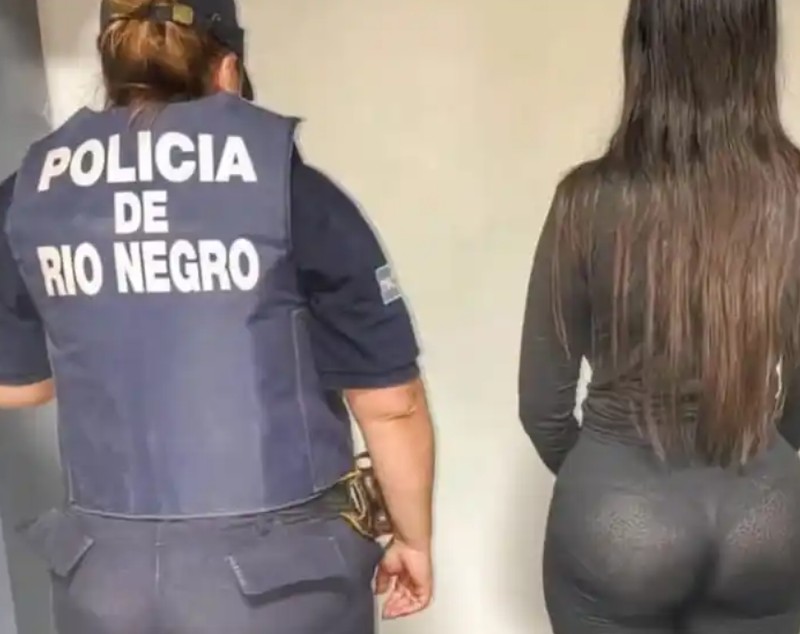 O fotografie bizară din momentul arestării arată suspecta de escrocherie etalându-și posteriorul: „Văduva Neagră a drogat și jefuit bărbați”