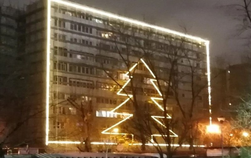 IMAGINE VIRALĂ | Bloc din cartierul bucureștean Drumul Taberei îmbrăcat în luminițe de Crăciun