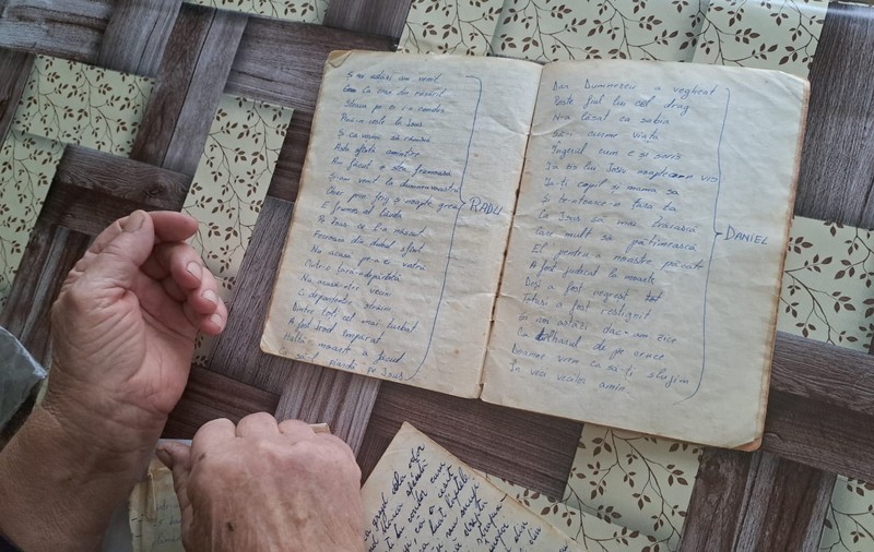 Într-un sat depopulat din Sălaj, o femeie de 84 de ani a preluat misiunea cântatului în biserică de la tatăl ei. O alta a salvat colinde într-un caiet vechi de 60 de ani