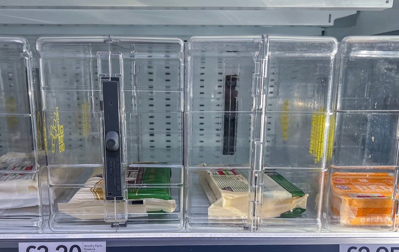 Magazinele din Rusia pun pachetele de unt în containere speciale cu cipuri din cauza numărului tot mai mare de furturi | VIDEO