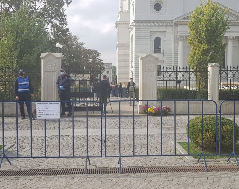 În pandemie, pelerinii Sfintei Parascheva se roagă doar cu buletinul și speră la vremuri mai bune. “N-am văzut niciodată așa ceva!”