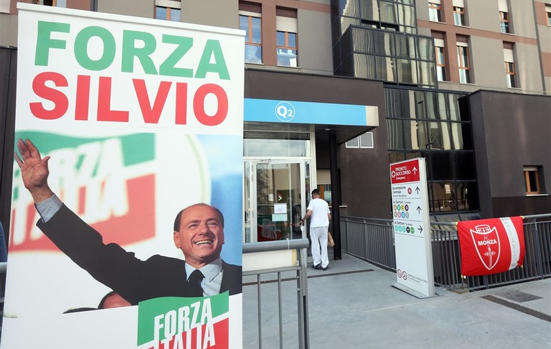Silvio Berlusconi a ieșit de la terapie intensivă, dar rămâne internat în spitalul din Milano