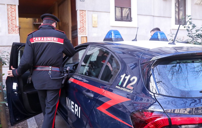O turistă din Franța a sunat la 112 în Italia și l-a călcat apoi cu mașina pe unul dintre polițiștii care au venit să o ajute
