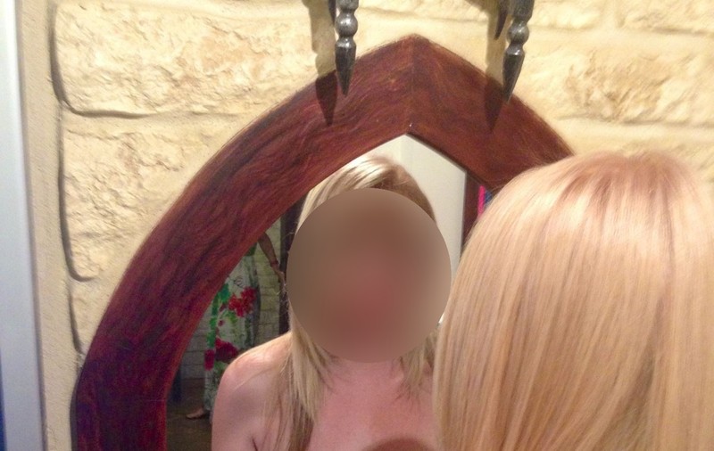 "Oglindă, oglinjoară, cine e cea mai frumoasă din ţară?" O VEDETĂ FĂRĂ INHIBIŢII | FOTO