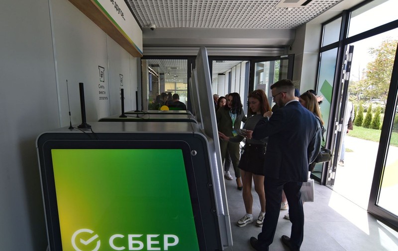 Cele mai mari două bănci rusești deschid sucursale în regiunile ucrainene pe care Moscova pretinde că le-a anexat