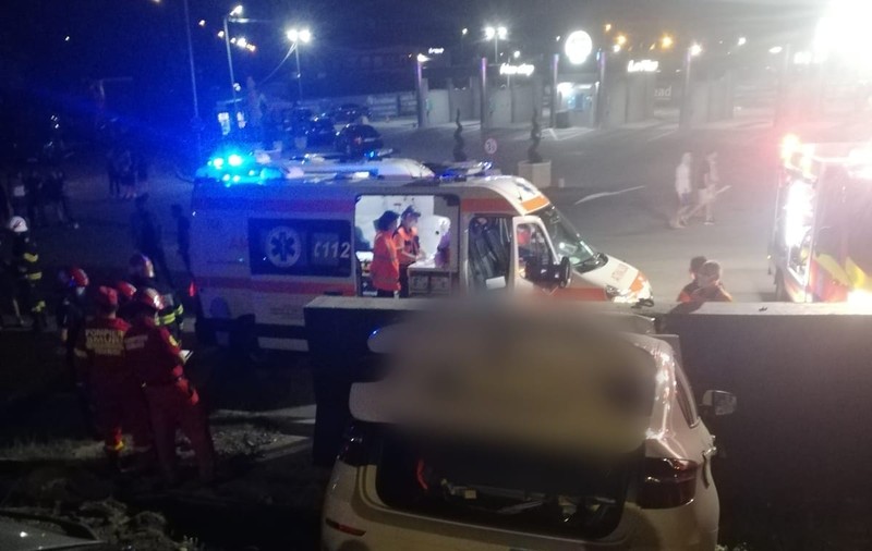 Șofer urmărit de polițiștii vâlceni pe motiv că are un pistol în mașină, mort în accident. Pistolul era o brichetă