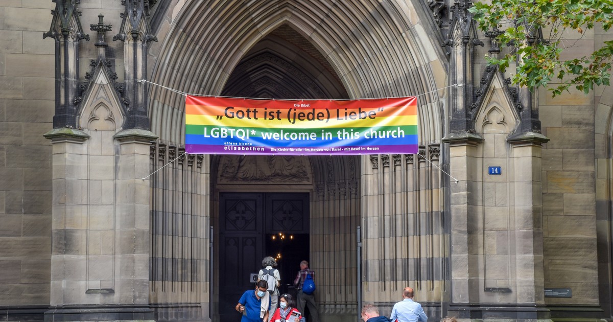 Peste 100 de preoți și angajați ai Bisericii Catolice din Germania au recunoscut public că sunt gay: „Este timpul să arătăm că existăm”
