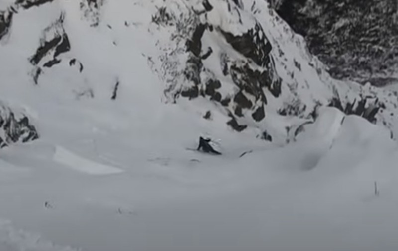 Un schior a declanșat o avalanșă, momentul a fost filmat de camera de pe cască, în SUA. Bărbatul a fost salvat după 4 ore