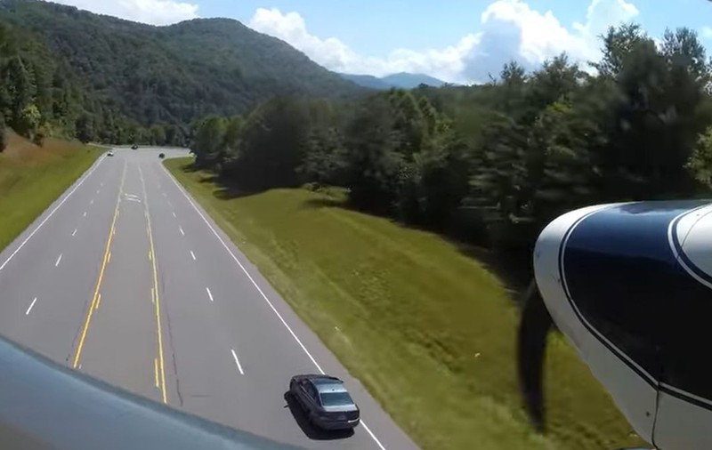 Momentul în care un pilot face o aterizare de urgență miraculoasă, ferindu-se de mașini pe o autostradă