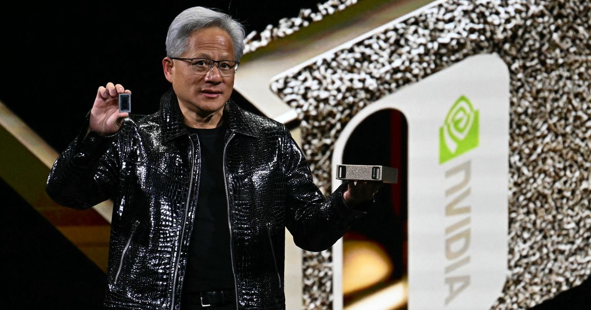 Jensen Huang, șeful Nvidia, cu geacă de piele neagră