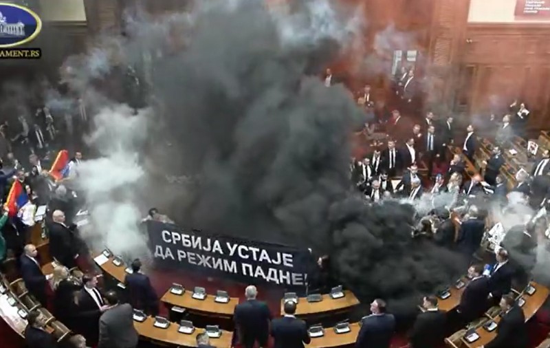 Haos total în Parlamentul Serbiei. Opoziția a aprins fumigene în sala de ședință și a vărsat apă pe președinta Adunării Naționale