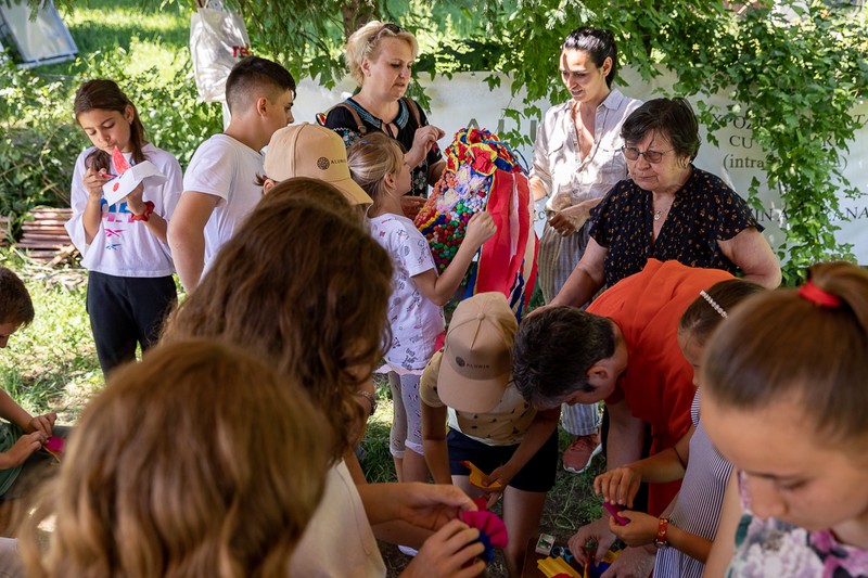 Un atelier de măşti populare a captivat copiii veniţi la spectacol