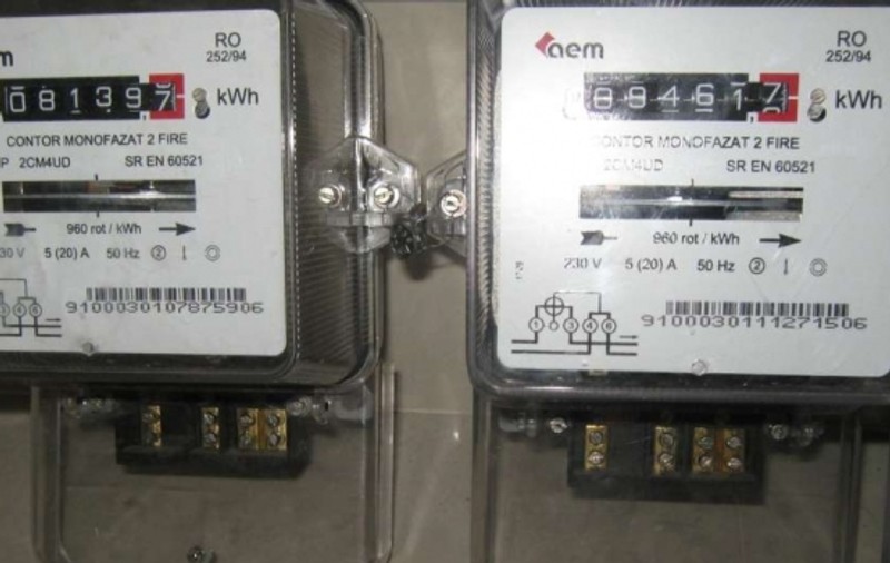 Cum acţionează hoţii pe timp de pandemie. Au păcălit o femeie că trebuie să verifice contorul electric şi i-au luat toţi banii din casă