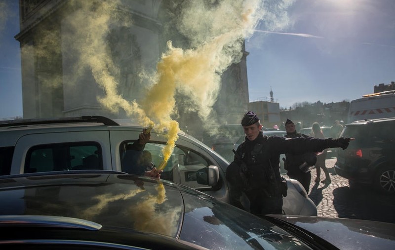 Manifestanții care au intrat în Paris pentru protestul inspirat de „Convoiul libertății”, dispersați cu gaze lacrimogene de poliție