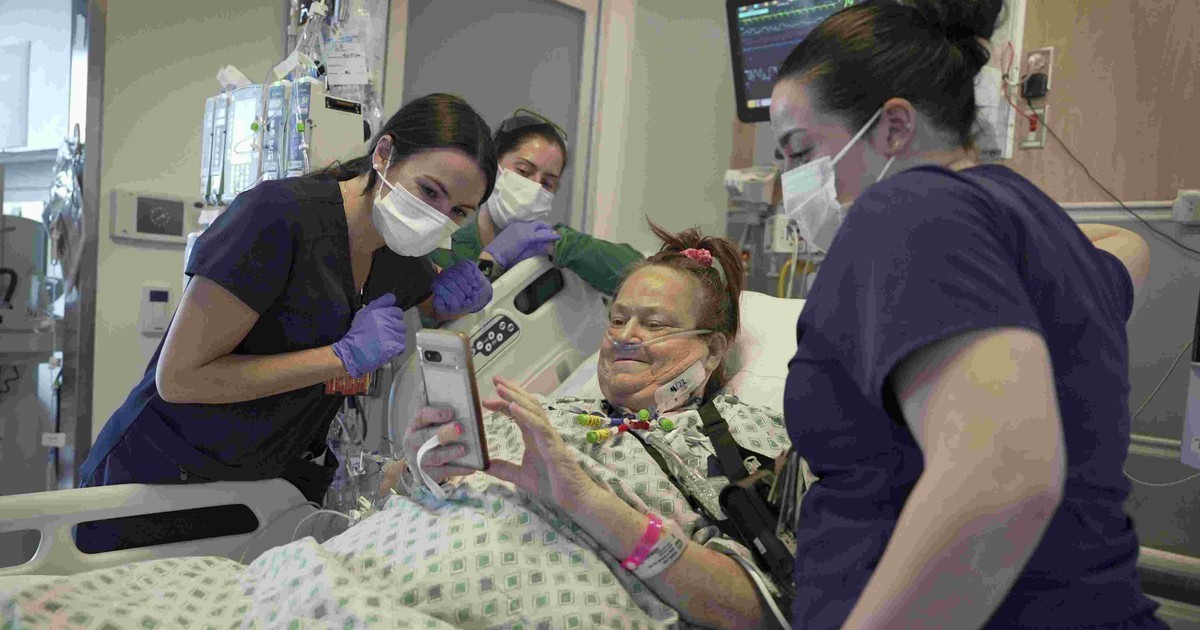 Lisa Pisano se uită la fotografii cu câinele ei după operațiile la NYU Langone Health din New York, luni, 22 aprilie 2024. Medicii i-au transplantat un rinichi de porc lui Pisano, care era aproape de moarte, parte a unei perechi dramatice de operații care au inclus și o soluție pentru inima ei bolnavă. (AP Photo/Shelby Lum). Foto: The Associated Press