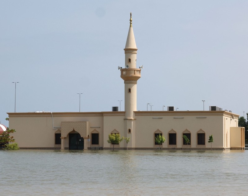 Inundațiile catastrofale au făcut victime în Emiratele Arabe Unite. A plouat în câteva ore cât în doi ani - VIDEO