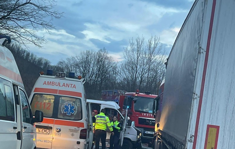 Accident grav pe drumul Cluj- Oradea. Două persoane au murit și alte cinci au fost rănite, după ce un microbuz a intrat într-un TIR