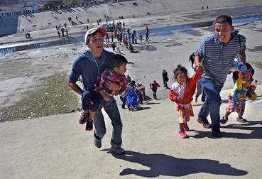Migranți încearcă să treacă granița dintre Mexic și Stalele Unite între Tijuanaspre și San Diego. Foto Northfoto