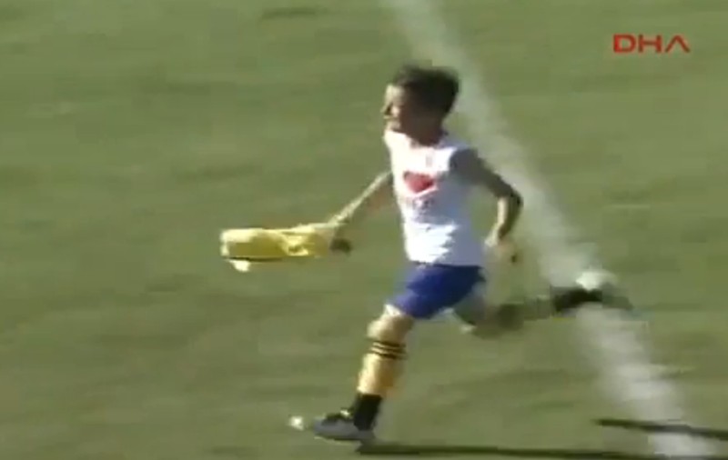 Fair-play cu ghinion într-un meci de juniori! Adversarii i-au lăsat poarta goală, dar nu a reușit să marcheze și a izbucnit în lacrimi