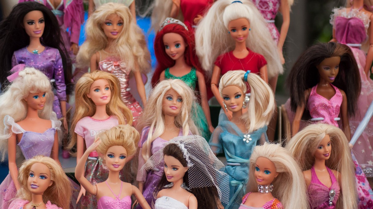 Păpuşa Barbie - Imagine cu un grup de păpuşi Barbie cu diverse coafuri şi ţinute.