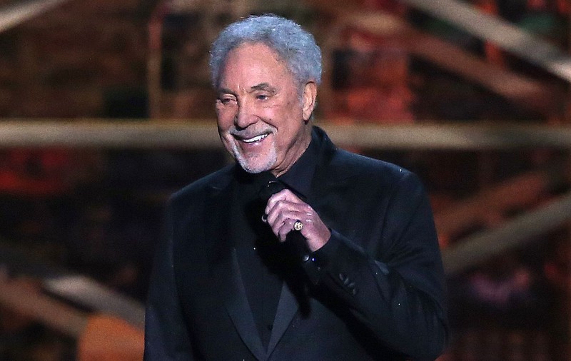 Tom Jones, la 80 de ani, spune că va cânta în continuare: “Ştiu că timpul care-mi rămâne la dispoziţie e tot mai scurt, dar nu ştiu cât”