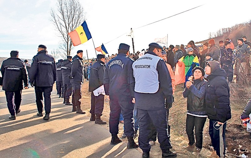 Continuă protestele la Pungeşti! Sătenii au organizat un marş şi au cerut demisia primarului