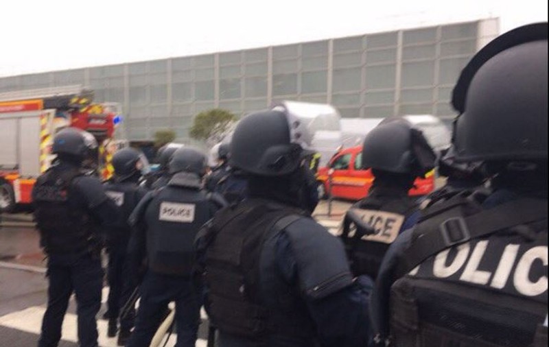 UPDATE| Încă un atac armat în nordul Parisului. Un polițist a fost împușcat în cap în trafic