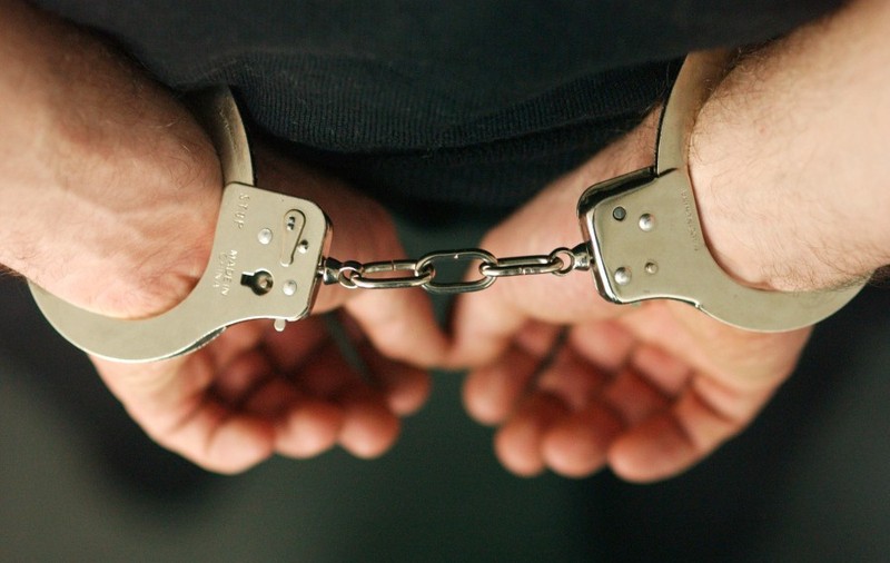 Cinci membri ai unei grupări violente din sectorul 4, reţinuţi de poliţişti
