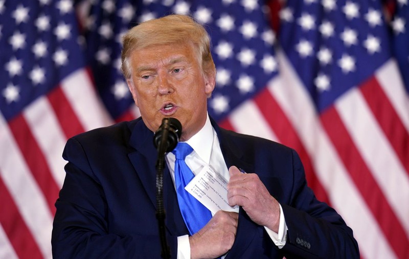 Trump îi obligă pe americani să nu mai investească în companiile chineze cu activități militare
