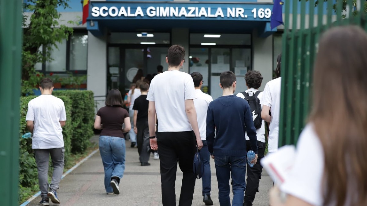Elevii intră în școală pentru a da examenul de Evaluare Națională 2026