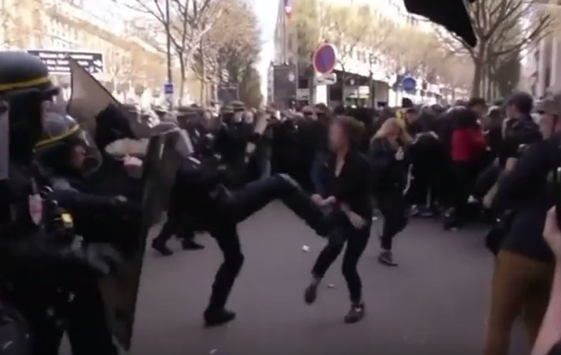 Imagini șocante în Paris! Tânără protestatară, lovită cu brutalitate de un jandarm | VIDEO