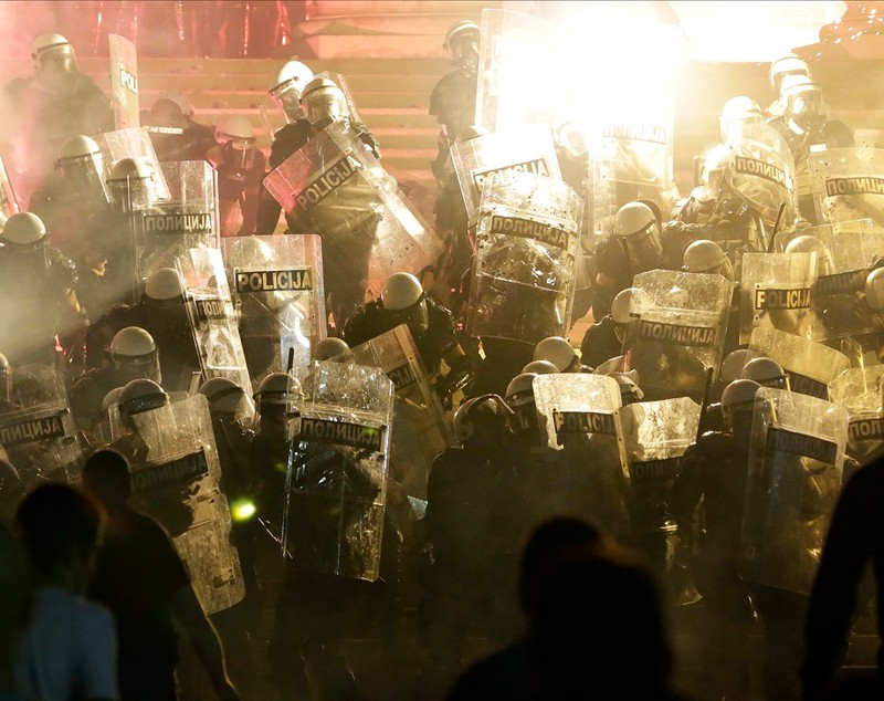 VIDEO  |  Poliția sârbă a arestat 71 de persoane, după o nouă seară de proteste la Belgrad