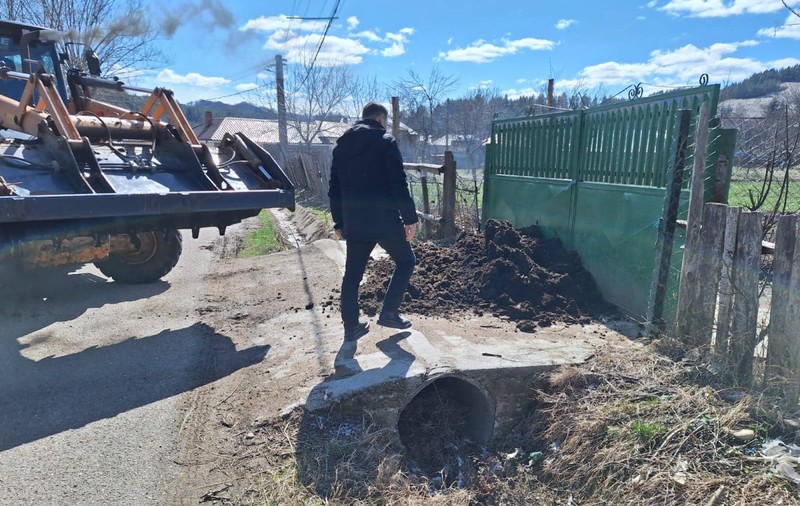 Un primar a adunat balega de pe câmp și a dus-o în poarta unui localnic care o arunca la voia întâmplării
