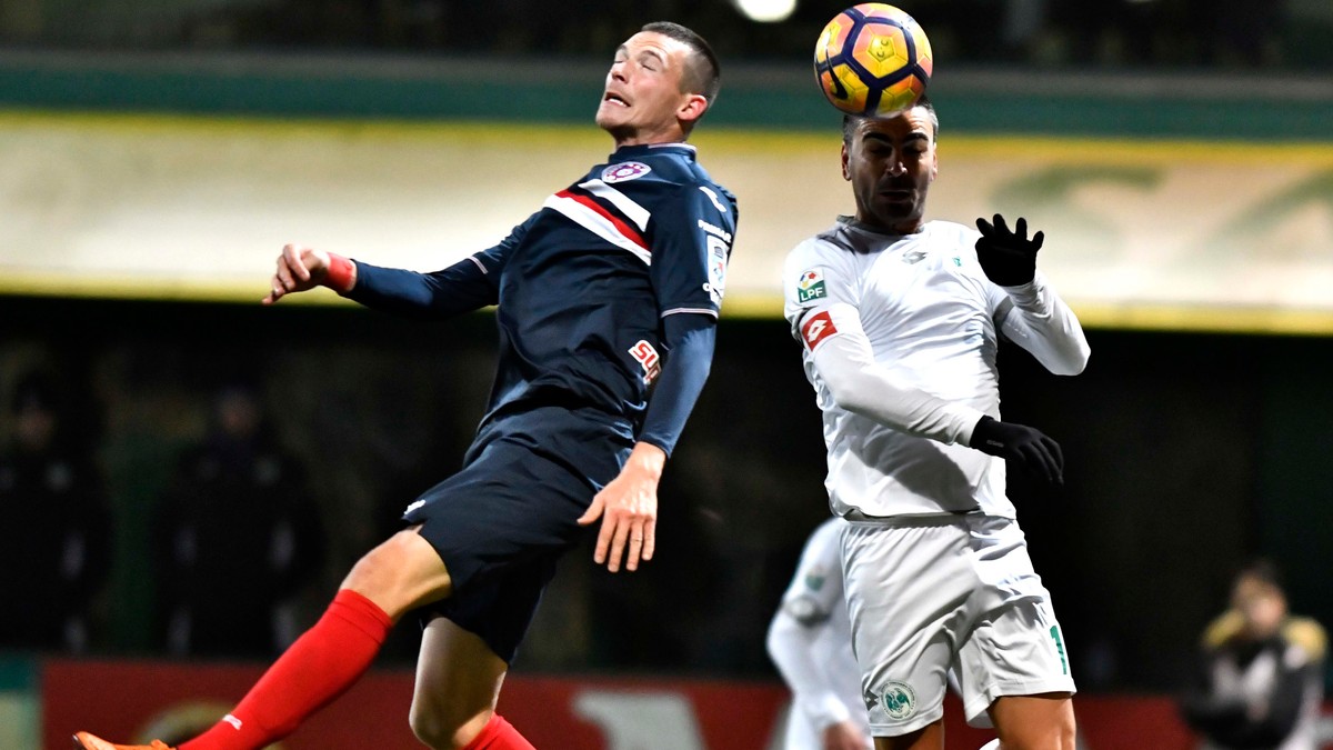 Duel aerian între Andrei Cordos (stânga), fotbalistul lui ASA Tg. Mureș, și Marian Cristescu, fotbalistul Concordiei Chiajna. (FOTO: HEPTA)