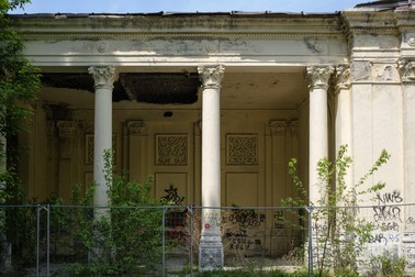 Clădirea teatrului se afla în plin proces de degradare. | Foto: Vlad Chirea / Libertatea