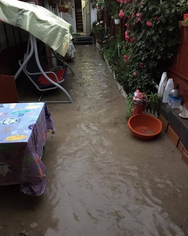 FOTO | Craiova, mica Veneţie! Circulaţia pe străzile din Bănie, paralizată de la ploaia torenţială