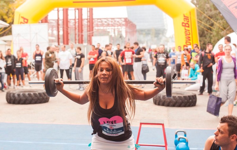 Forma fizică subţire, cu genuflexiuni cu haltera se ţine! Iat-o pe Roxana Vancea cum se întreţine!