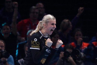 epa07231640 Yuliya Dumanska of Romania reacts during the EHF Women EURO 2018 handball semifinal match between Russia and Romania at the AccorHotels Arena in Paris, France, 14 December 2018. EPA-EFE/YOAN VALAT